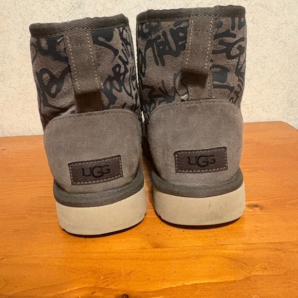 UGG Classic Street Graffiti Mini Ankle Boot EUC Womens Size 9 SN1105443 - Picture 4 of 11